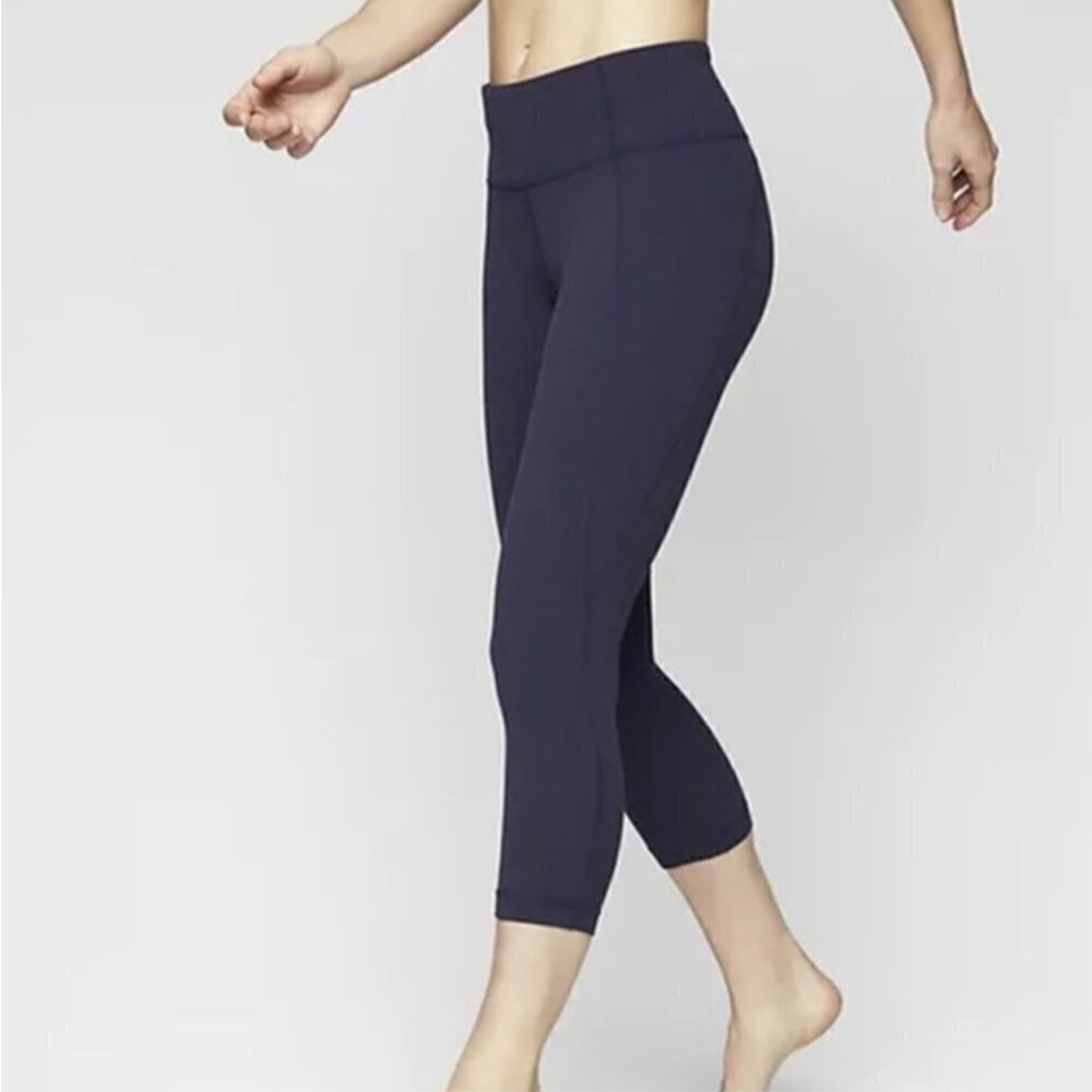 ❤️321 Athleta Navy Mid Rise Salutation Capri leggings